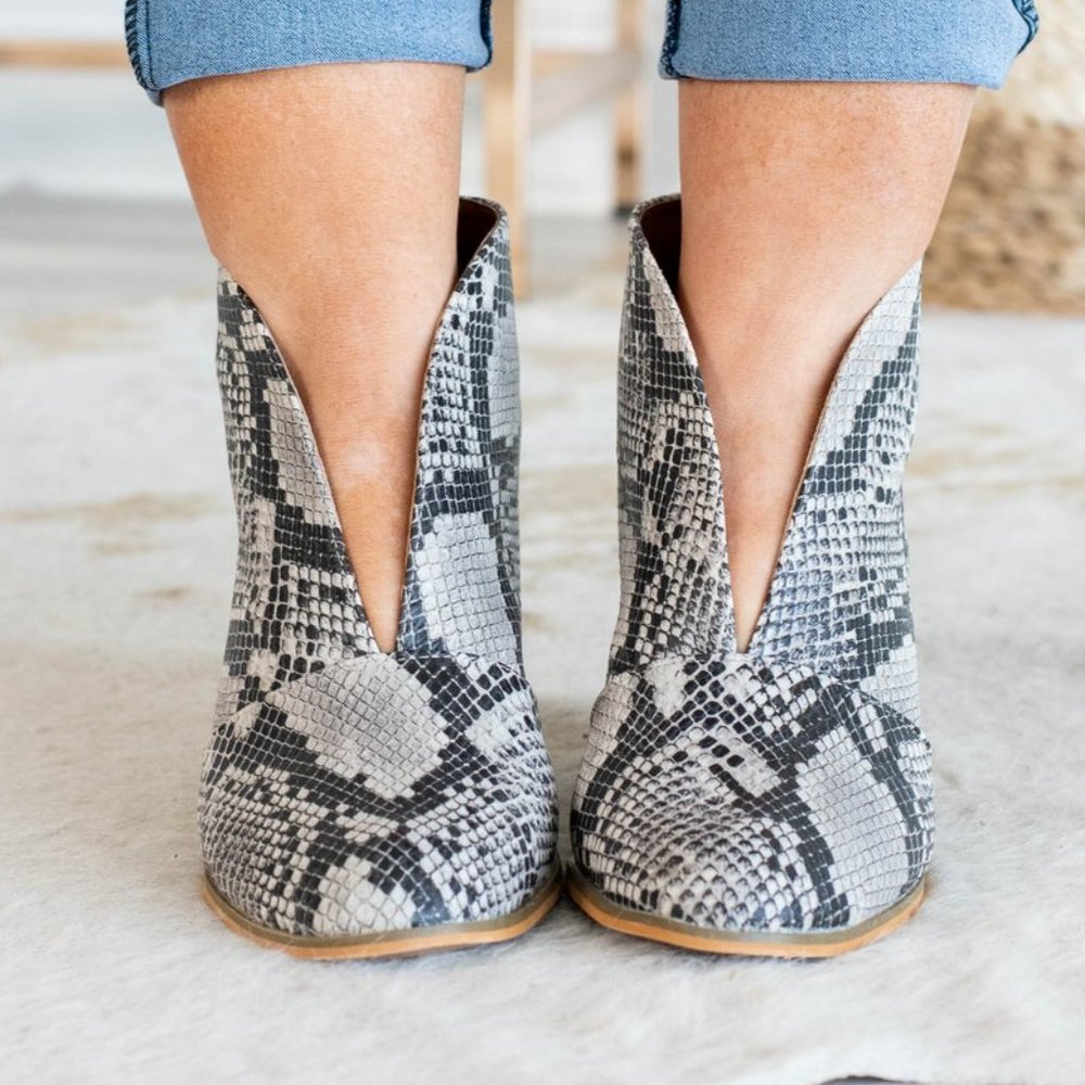 ๐ฅ๐ฅ FRONT DEEP VCUT SNAKE BLOCK HEEL BOOTIES ๐ฅ๐ฅ - Picture 2 of 4